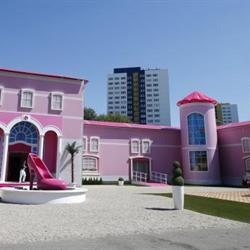 Feministe protes teen lewensgrootte pophuis vir Barbie
