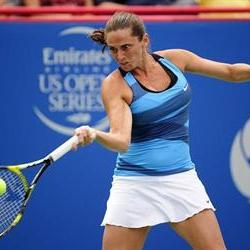 Vinci klop Stosur in Dubai
