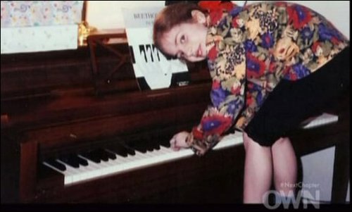 Gaga%20as%20kid%20with%20her%20piano.jpg