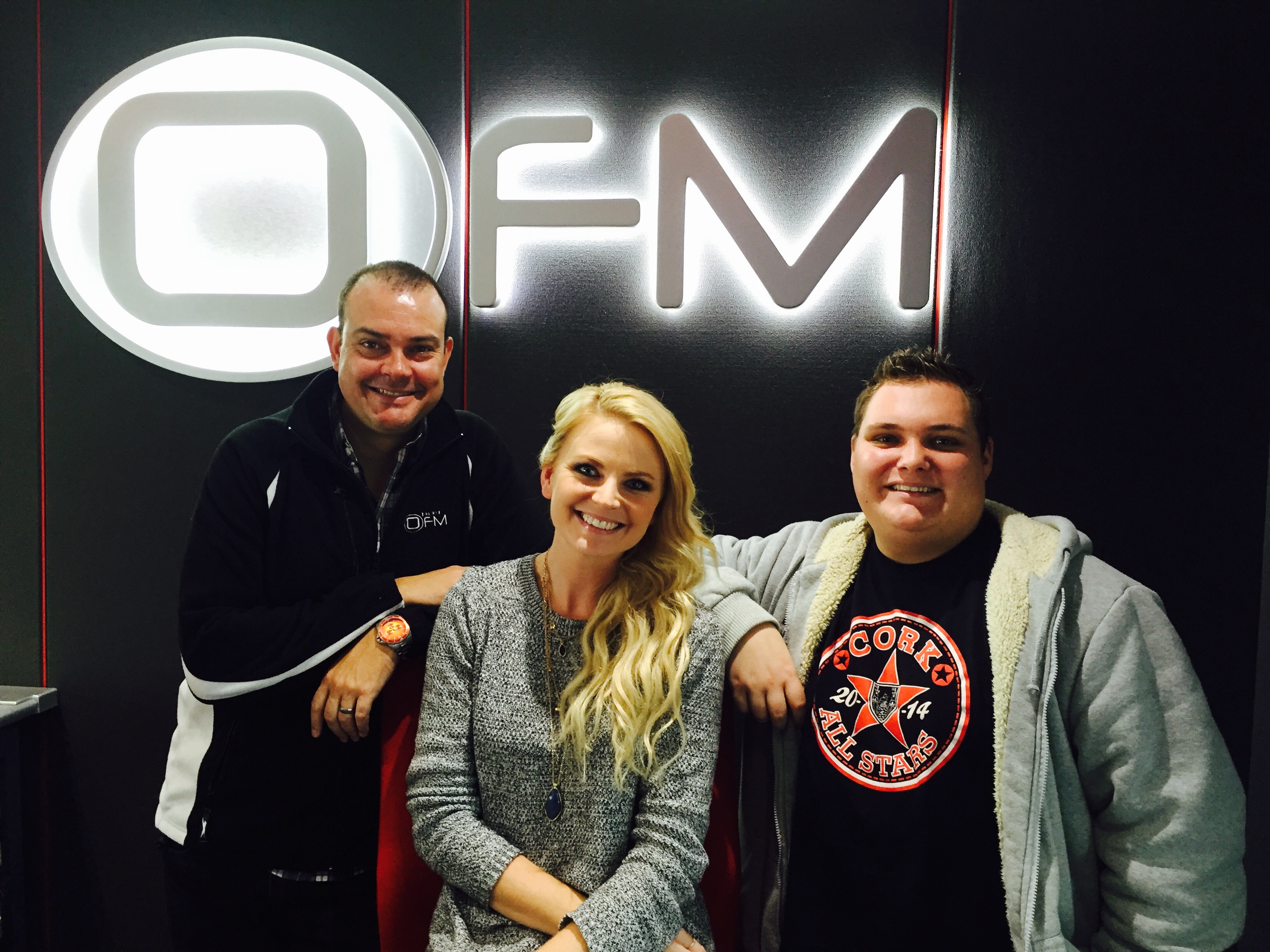 Foto: Leah saam met mede aanbiedier, André Kunz en vervaardiger, WR van der Merwe. Foto: Leah saam met mede aanbiedier, André Kunz en vervaardiger, WR van der Merwe.