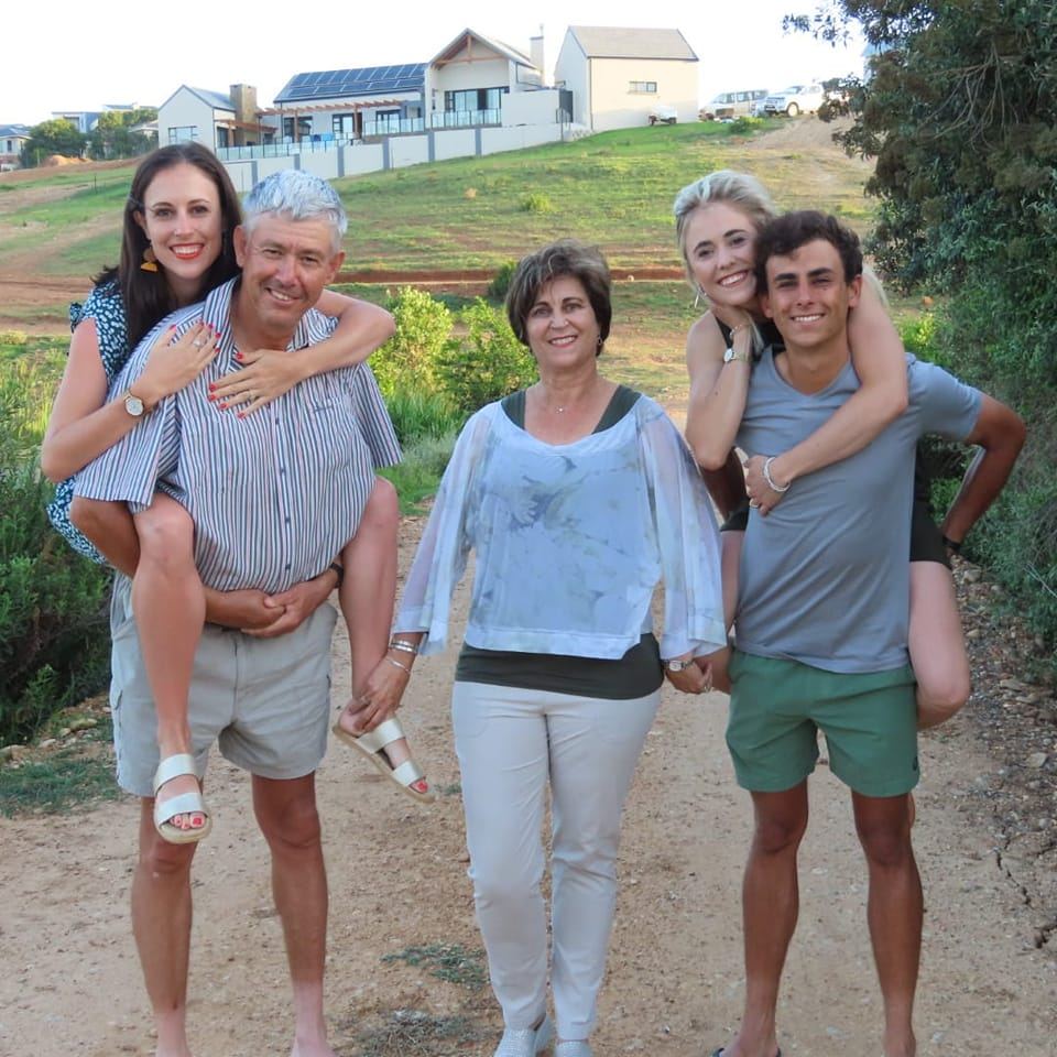 Luan Nel saam met sy ouers, Jan en Christelle, en susters, Sané van Dyk (links) en Lizelle Nel. Die Nels boer by Aberdeen. Al drie kinders was in die Hoër Volkskool op Graaff-Reinet, waar Luan einde 2018 gematrikuleer het.