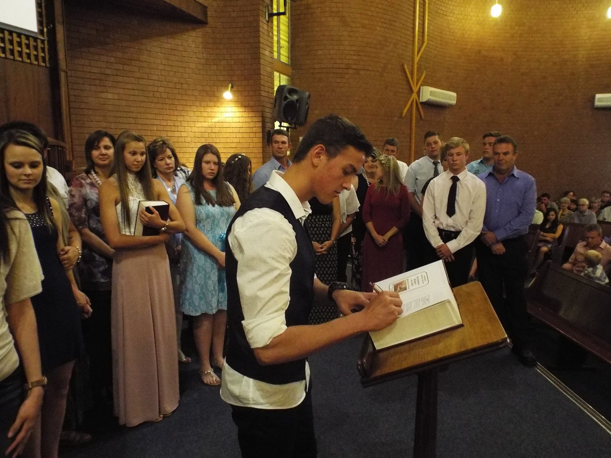 Jong mense lê belydenis van geloof af in Kimberley-Harmonie.
