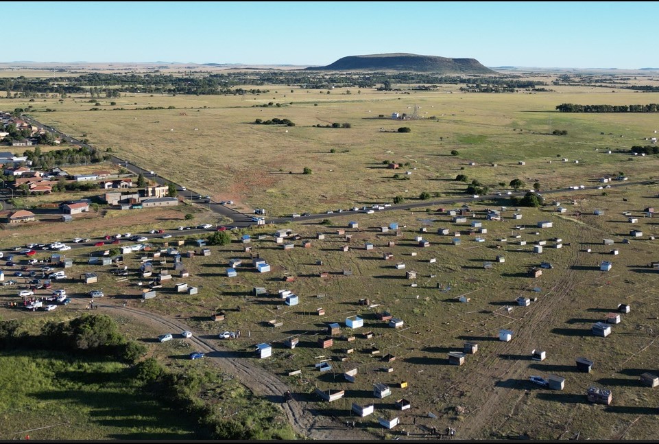 ’n Lugfoto van die strukture wat sedert 1 Maart 2024 onwettig in Lourierpark, Bloemfontein opgerig is. Foto: Mangaung Ratepayers Association.