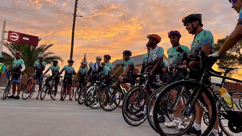 Meals on Wheels se fietstoer besoek Kimberley, help behoeftiges | News Article