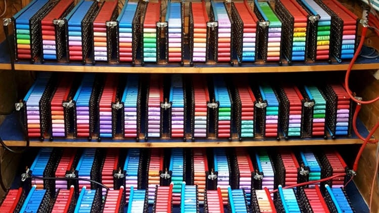 Weird Wide Web – DIY-held wek krag uit rommel