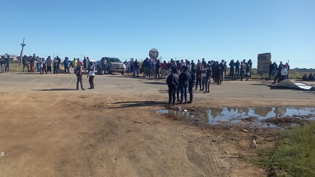 Traffic blocked on R507 due to community protests | News Article