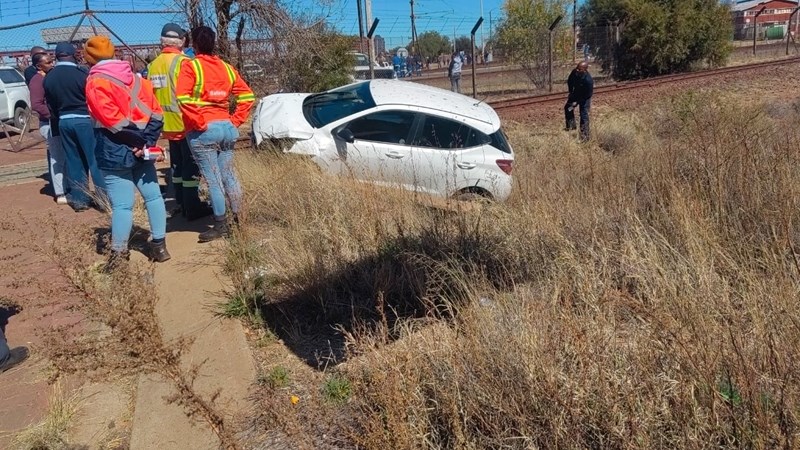 Breaking News: Suspected car hijacker hiding in Kimberley mall after allegedly killing officers | News Article