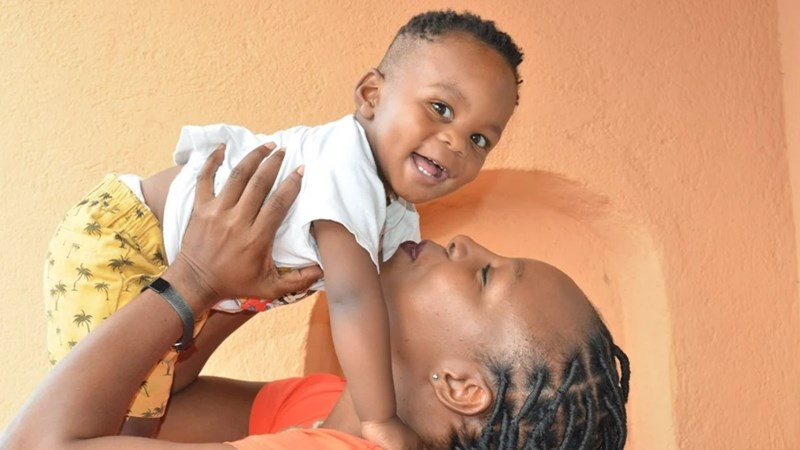 Baba van Rustenburg ná vier ure uit boorgat gered Baba van Rustenburg ná vier ure uit boorgat gered | News Article