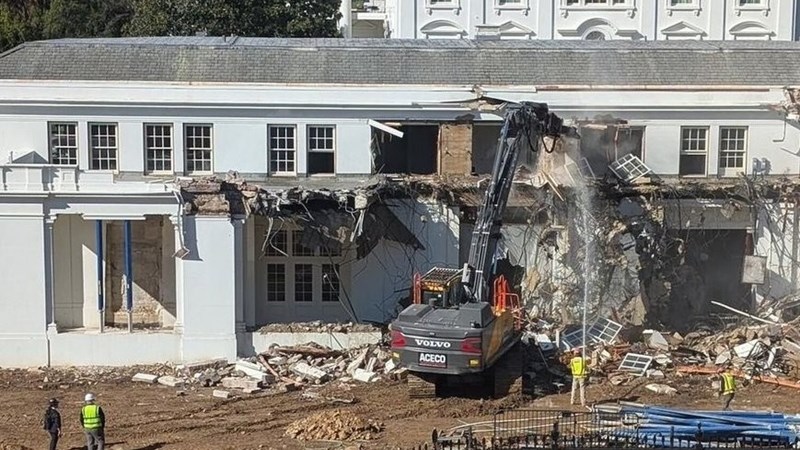 Balsaal en monumentboog: Trump ontslaan kunskommissie Balsaal en monumentboog: Trump ontslaan kunskommissie | News Article
