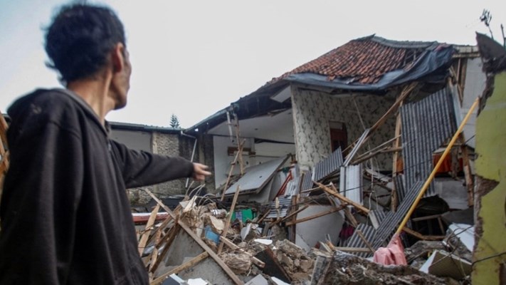 Indonesia quake kills 162 Indonesia quake kills 162 | News Article