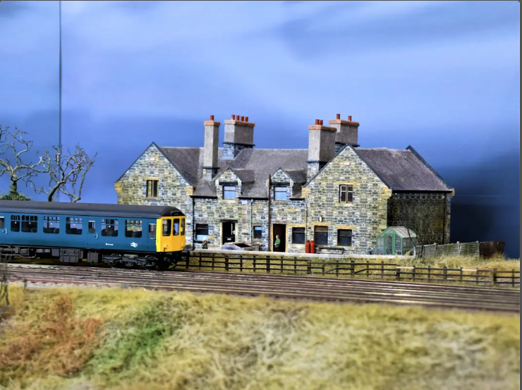 Weird Wide Web - 1 Kilometre of toy train track | News Article