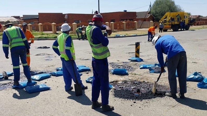 Patching of potholes in Matjhabeng criticised ahead of presidential imbizo | News Article