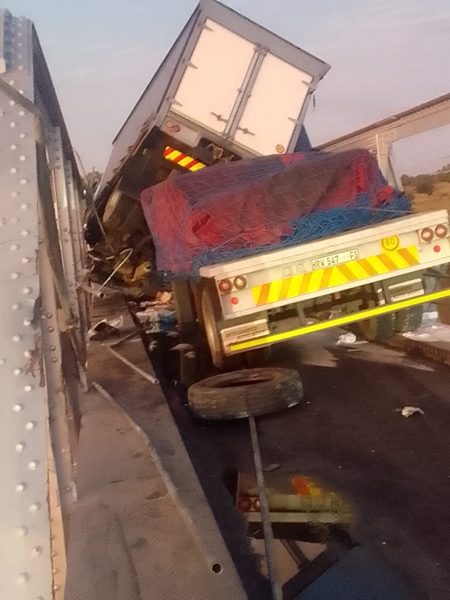 Truck stuck on under-construction bridge after accident – VIDEO | OFM