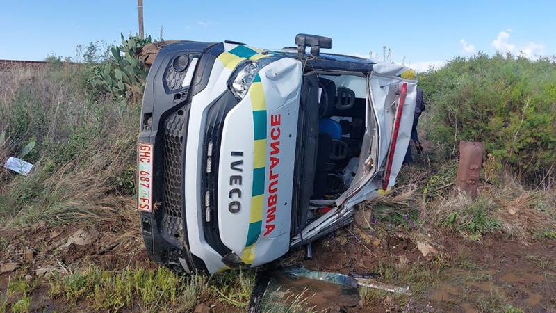 Ambulance with pregnant patient overturns in Free State | News Article