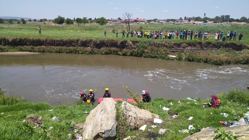 Vaaldriehoek: Soektog duur voort nadat 2 deur Kliprivier meegesleur is Vaaldriehoek: Soektog duur voort nadat 2 deur Kliprivier meegesleur is | News Article