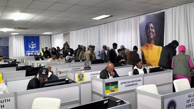 #OFMElectionWatch: Partye stamp koppe met OVK in Noordwes – VIDEO #OFMElectionWatch: Partye stamp koppe met OVK in Noordwes – VIDEO | News Article