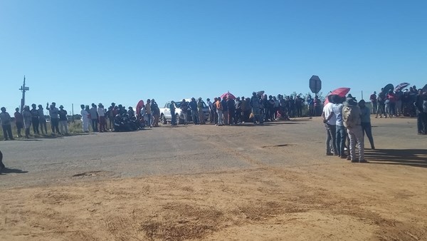 Stakeholders engage residents over R507 protest | News Article