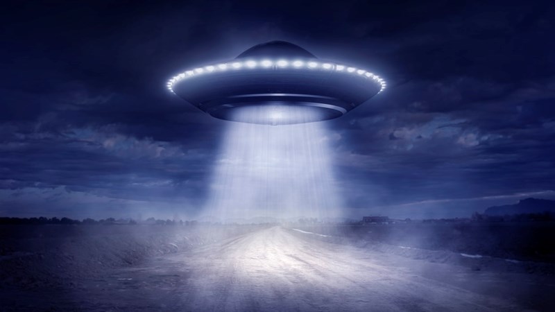 Conspiracy Corner - UFO flying across the Moon | News Article