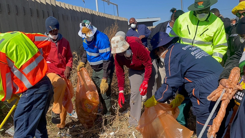 Paul Mahshatile Heidedal visit sparks weekly clean-up idea | News Article