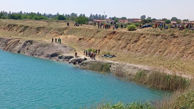 Vyf dae later soek polisie steeds na drenkeling in groef agter Twin City Mall Vyf dae later soek polisie steeds na drenkeling in groef agter Twin City Mall | News Article