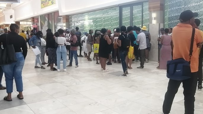 Hundreds flock to Bloemfontein mall for employment Hundreds flock to Bloemfontein mall for employment | News Article