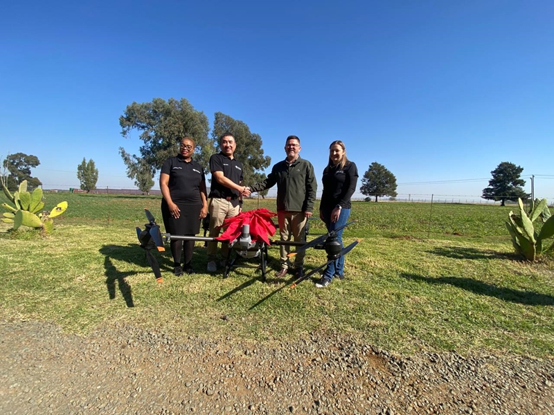 Kovsies kyk na die landboutoekoms met hommeltuigskenking | News Article