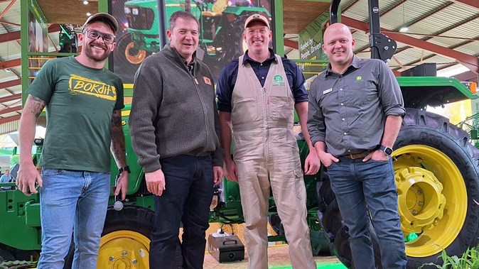 Kitsgrasboer ry weg op wen-trekker van John Deere in OFM-kompetisie Kitsgrasboer ry weg op wen-trekker van John Deere in OFM-kompetisie | News Article
