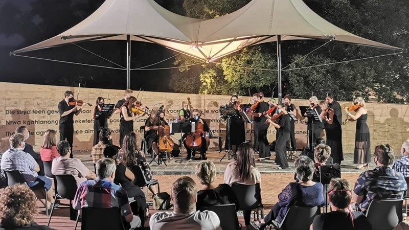 #OFMKunsteklop - Die Rhapsody Orkes is reg vir Kersfees #OFMKunsteklop - Die Rhapsody Orkes is reg vir Kersfees | News Article