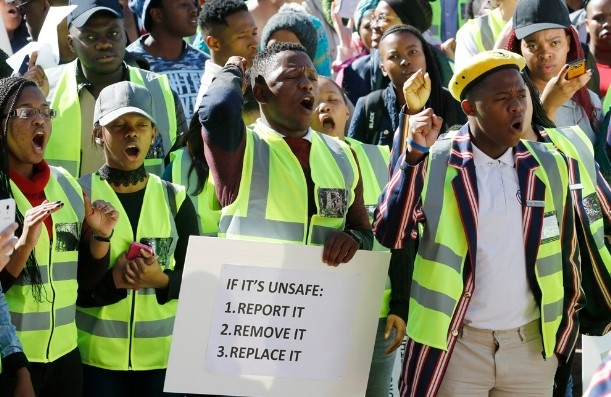 Studente wil opruk na NSFAS oor betaling van toelaes | News Article