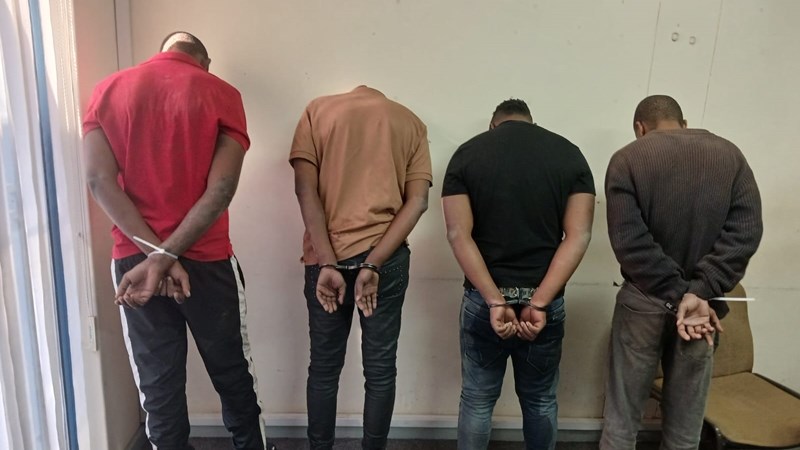 Vier vermeende ontvoerders van Bethlehemse pastoor, vrou bly in aanhouding Vier vermeende ontvoerders van Bethlehemse pastoor, vrou bly in aanhouding | News Article
