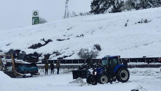 Boere sit hand by ná swaar sneeuneerslae Boere sit hand by ná swaar sneeuneerslae | News Article