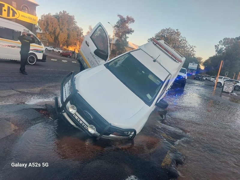 Gebreekte toevoerpype veroorsaak gevaarlike gate in Upington | News Article