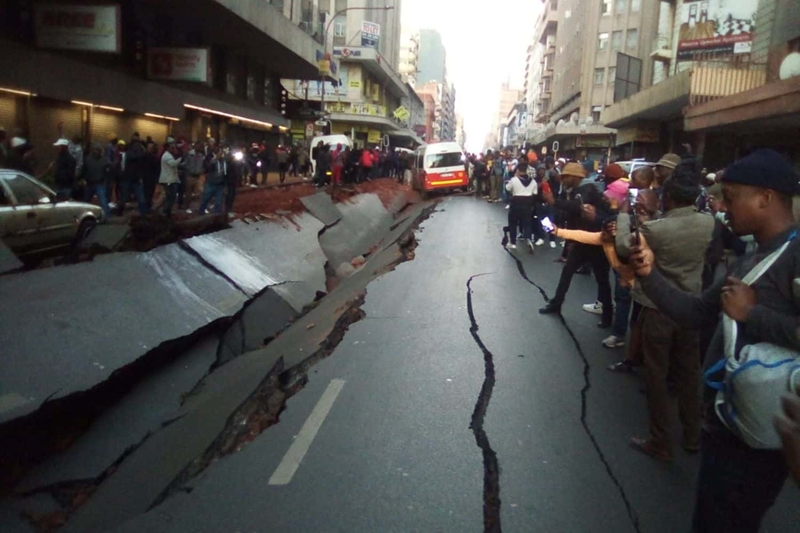 Nog geen verklaring vir plofslag wat Jhb-straat oopskeur | News Article