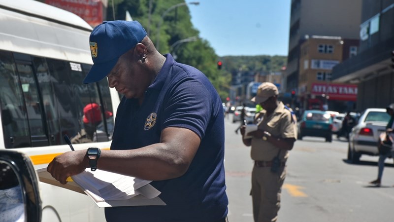 Mangaung-inwoners kla oor ‘onwettige insleep’ van motors Mangaung-inwoners kla oor ‘onwettige insleep’ van motors | News Article
