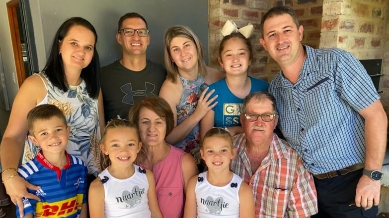 Fochville groet hul kerkman met die beeste en die bus | News Article