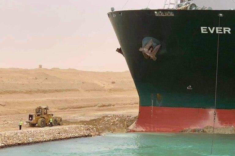 'Maersk dagvaar Evergreen oor Suez-blokkering' | News Article