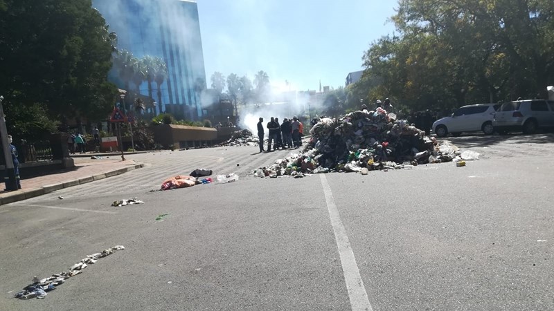 Chaotic protests erupt at embattled Mangaung Metro - VIDEOS, PHOTOS | News Article