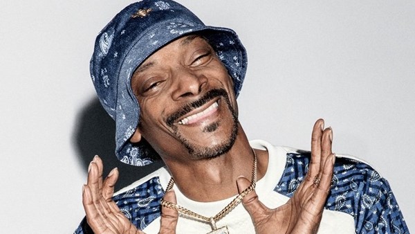 Weird Wide Web -  Queen Elizabeth once saved rapper Snoop Dogg | News Article