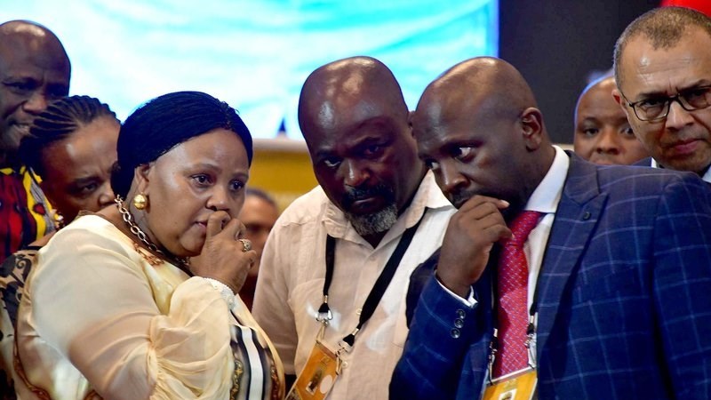 Lechesa Tsenoli neem as speaker by korrupsiebeskuldigde oor | News Article