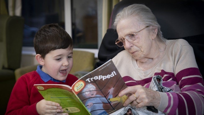  Feel Good Friday – Seuntjie lees boeke vir mense in versorgingseenheid | News Article