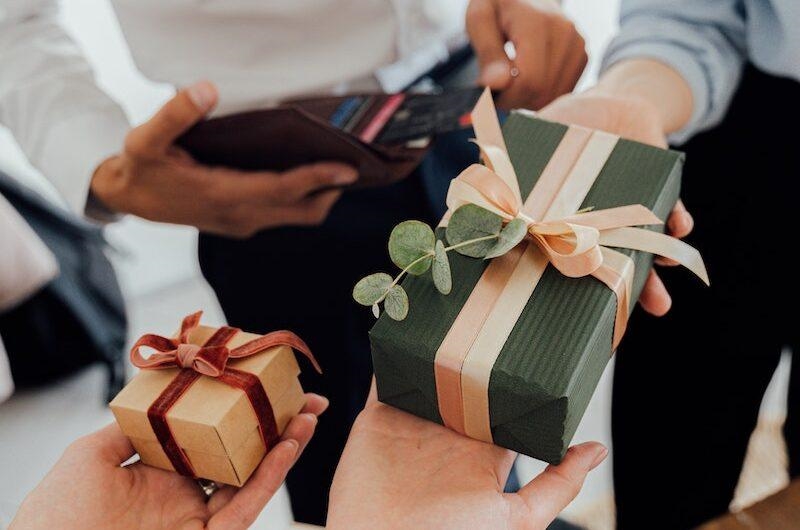 Weird Wide Web - Woman demands lavish gifts for kids' birthdays | News Article