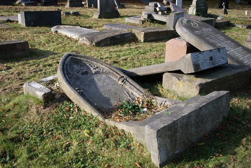 Kimberley se begraafplase vervalle, vergadering geëis | News Article