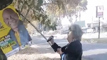 ANC boos oor Sasolburg-bejaarde wat plakkaat beskadig – VIDEO’S ANC boos oor Sasolburg-bejaarde wat plakkaat beskadig – VIDEO’S | News Article