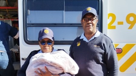 Noord-Kaapse-polisiebeamptes help vrou geboorte gee Noord-Kaapse-polisiebeamptes help vrou geboorte gee | News Article