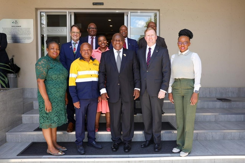 Ramaphosa beloof hupstoot vir boubedryf, optrede teen ‘mafia’ | News Article