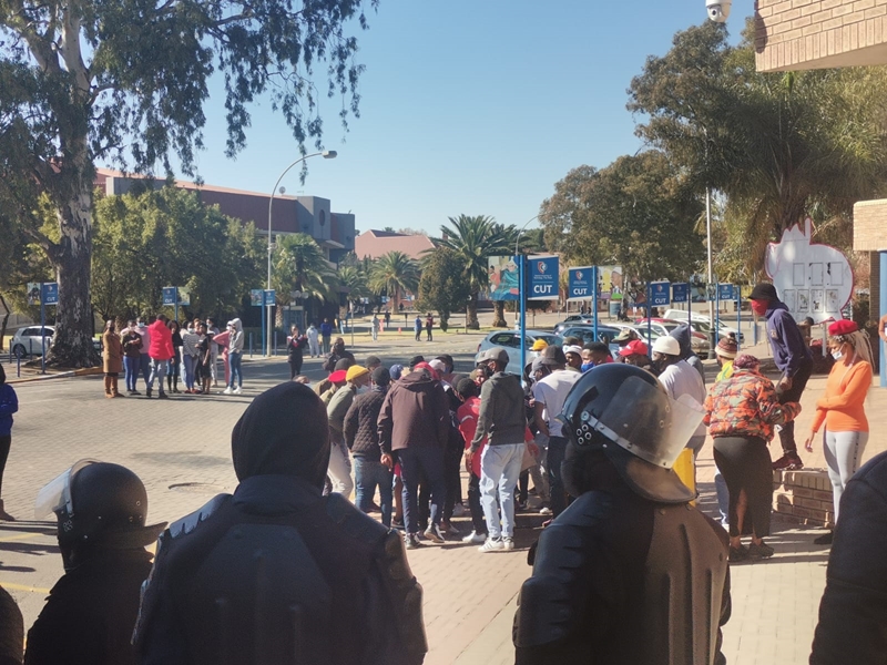 Standoff ensued between CUT students and security guards - VIDEO | News Article