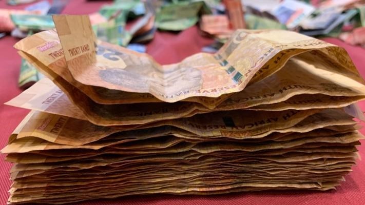 Leerlinglisensie: Vrou doen speurwerk vir Valke ná versoek vir omkoopgeld | News Article