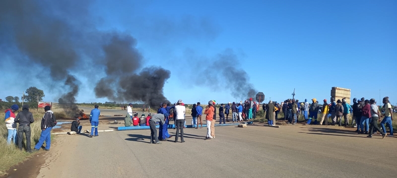 Protesting North West residents close road | News Article