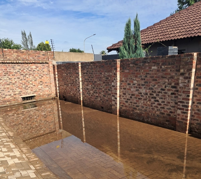 Regstappe kom: Potchefstromers enkeldiep in riool | News Article