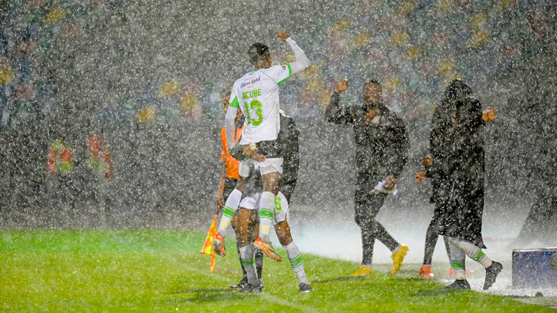 Marumo hammer Stellies in bucketing rain Marumo hammer Stellies in bucketing rain | News Article